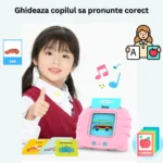 Fetiță cu jucărie educativă și cărți ilustrate