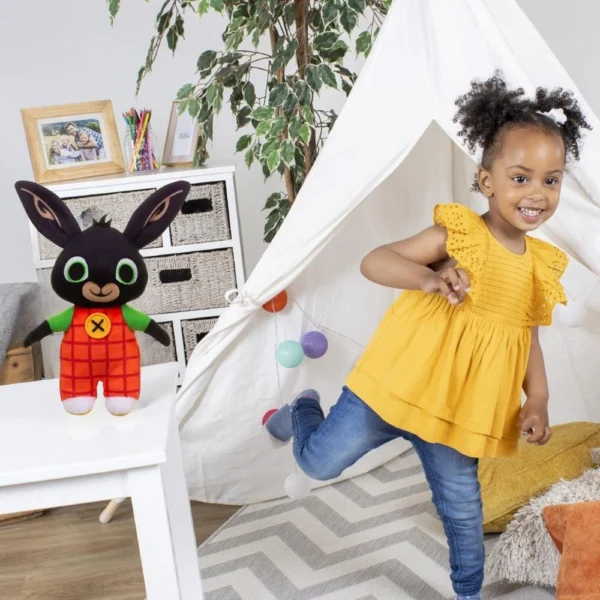 jucarie de plus iepurasul bing, 27 cm, multicolor, impact vision® Fetiță veselă jucându-se în cort, lângă jucărie pluș