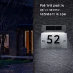 Numărul casei 52 iluminat, noapte ploioasă