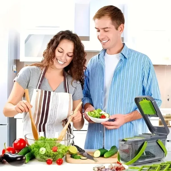 razatoare multifunctionala de bucatarie cu 22 de piese pentru legume si fructe, lame din otel inoxidabil si maner de protectie, verde, impact vision® Cuplu gătind împreună în bucătărie veseli