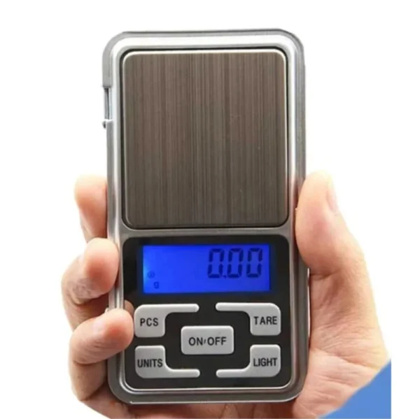 cantar electronic buzunar 2 Cantarul electronic de buzunar pornit tinut in mana