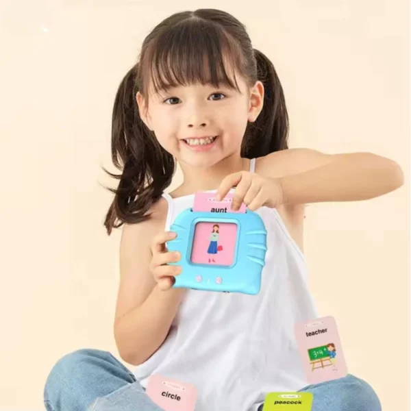 jucarie educativa pentru copii cu carduri flash si sunete, 112 carduri, 224 cuvinte, albastru, impact vision® Fată zâmbitoare ținând un joc educativ electronic