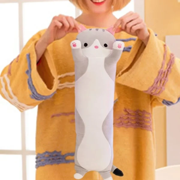 jucarie de plus pisica, tip perna, umplutura hipoalergenica, 50 cm, culoare gri, impact visionĀ® Femeie ČinĆ¢nd o jucÄrie pisicÄ lungÄ Či amuzantÄ