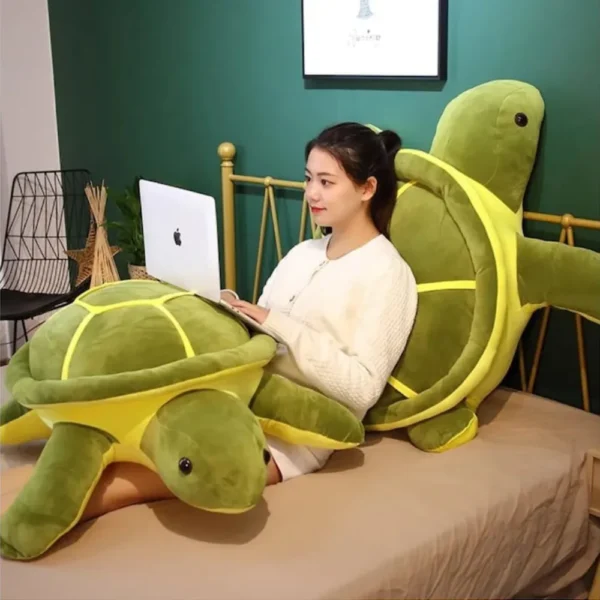 jucarie plus testoasa 2 Jucarie de plus broscuta testoasa utilizata in pat pentru confort spate si stand laptop