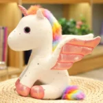 Jucarie de plus unicorn pe un taburet