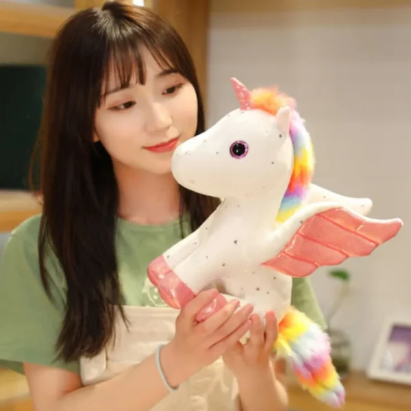 jucarie plus unicorn alb 3 Jucarie de plus unicorn in mana unui copil