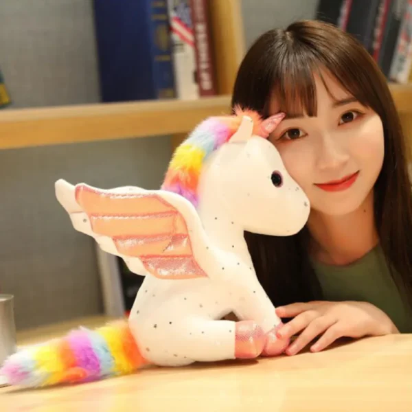 jucarie plus unicorn alb 4 Jucarie de plus unicorn pe o masa