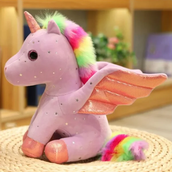 jucarie plus unicorn mov 3 Jucarie de plus unicorn pe un taburet