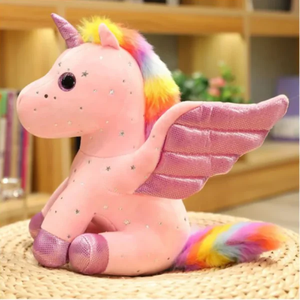 jucarie plus unicorn roz 2 Jucarie de plus unicorn pe un taburet