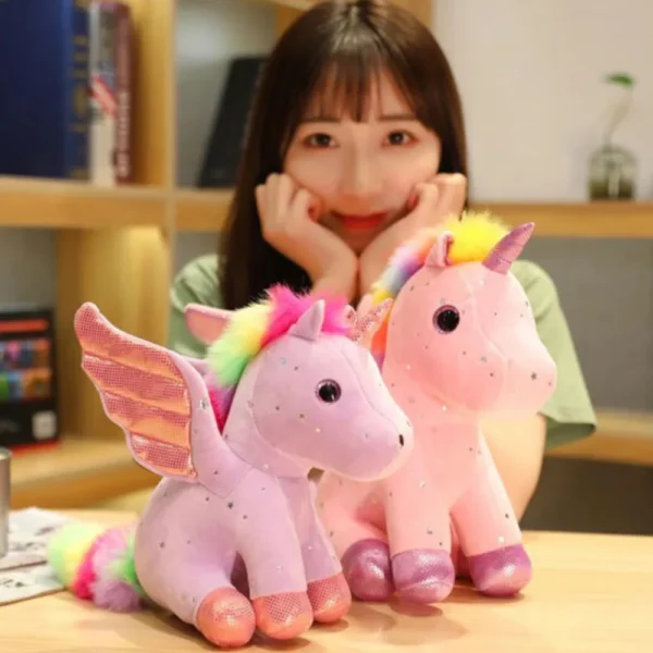 jucarie plus unicorn roz 3 Jucarie de plus unicorn pe o masa
