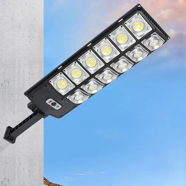 lampa solara stradatala 120w 5 Lampa solara stradala 120W montata pe un perete