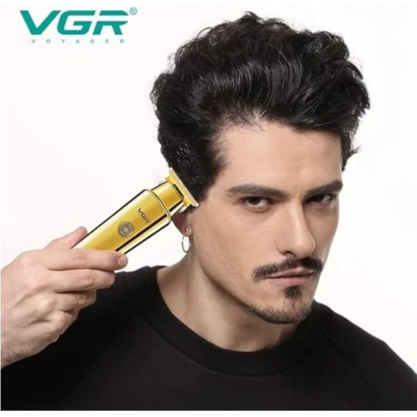 masina de tuns profesionala vgr 947, 2000 mah, 3 piepteni de ghidare, incarcare usb, autonomie 500 min, auriu Bărbat folosind mașină de tuns electrică