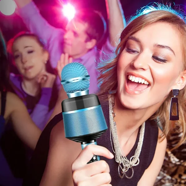 microfon wireless albastru 4 Microfonul wireless utilizat la o petrecere