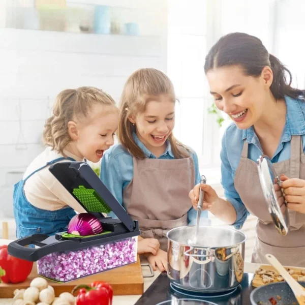 razatoare multifunctionala 14 piese pentru legume, fructi si branzeturi, gri/verde, impact vision® Familie gătind împreună în bucătărie veselă