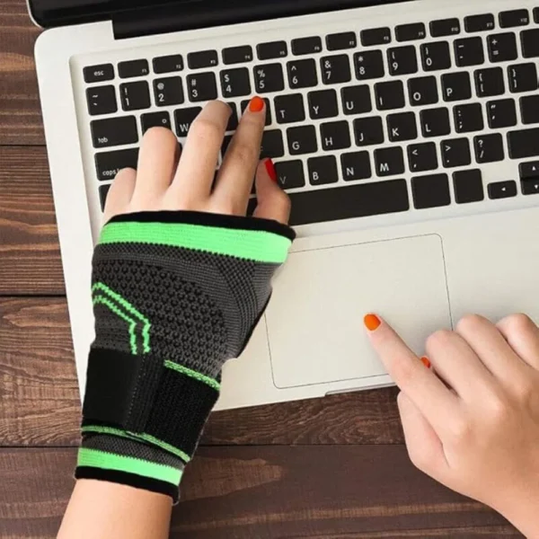 orteza incheietura 2 Orteza incheietura purtata pe incheietura in timp ce e folosit un laptop