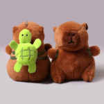 jucarie de plus capybara cu rucsac, impact vision®, breloc, 10 cm, maro